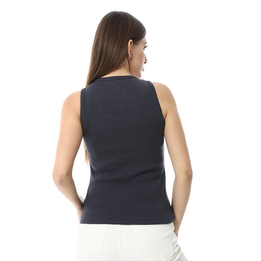 بلوزة أساسية باللون الأزرق الداكن برقبة دائرية