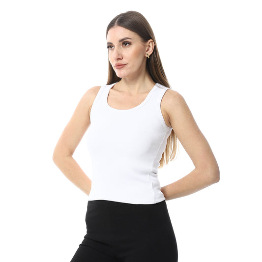 بلوزة أساسية بيضاء برقبة دائرية