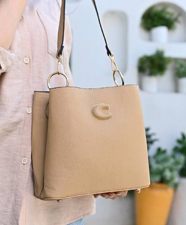 Beige Textured Leather Crossbody Bag - حقيبة كروس بودي جلدية منقوش باللون البيج
