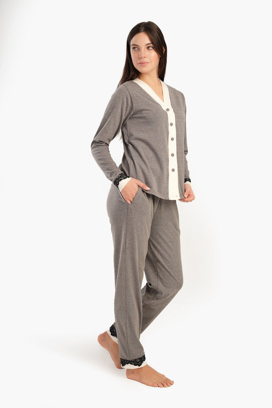طقم بيجامة بفتحة رقبة على شكل حرف V وأزرار للإغلاق