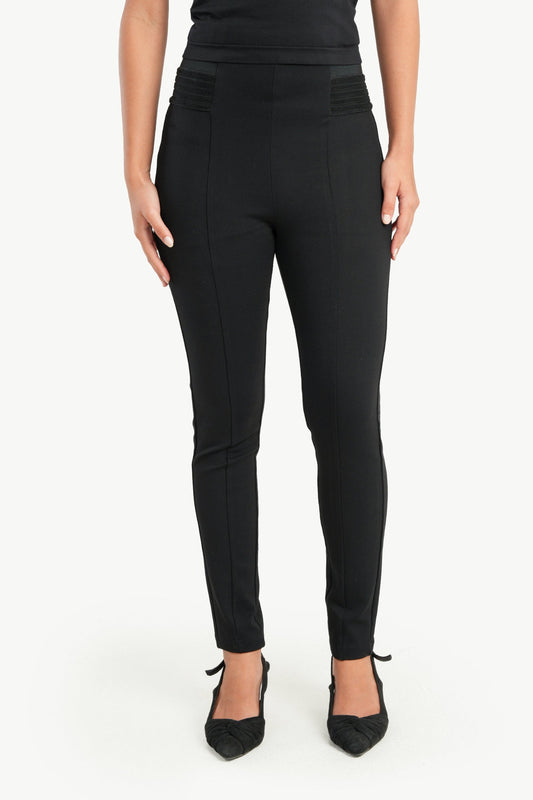 بنطال ضيق باللون الأسود