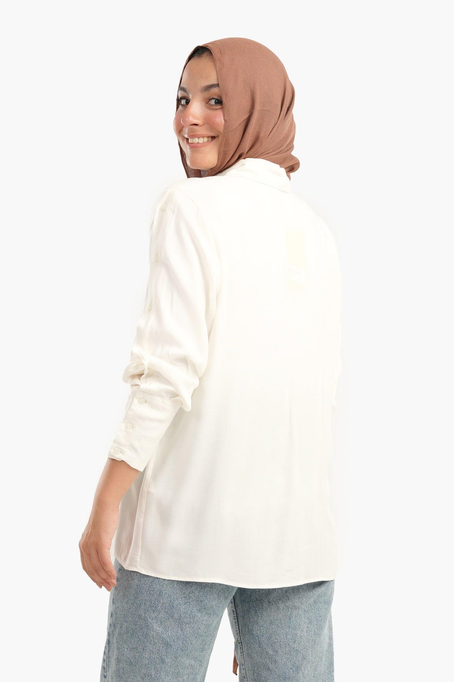 قميص بأكمام بأزرار