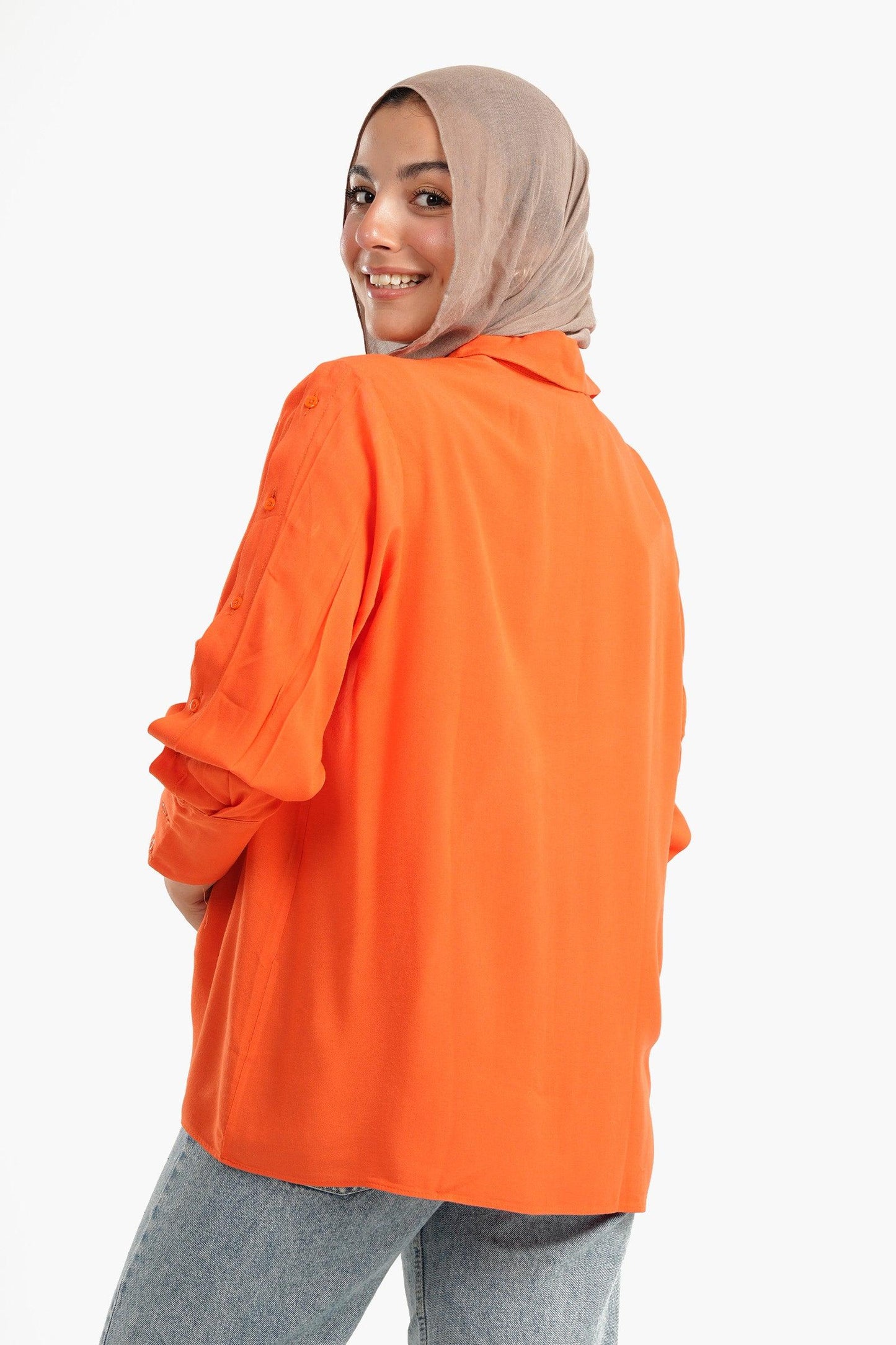 قميص بأكمام بأزرار