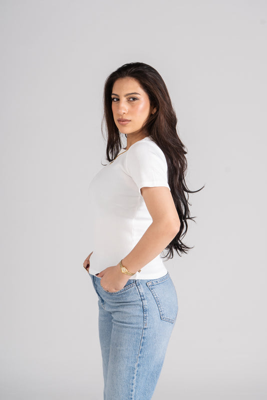 بلوزة بيضاء مضلعة بأكمام قصيرة