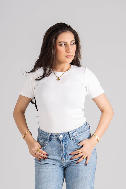 بلوزة بيضاء مضلعة بأكمام قصيرة