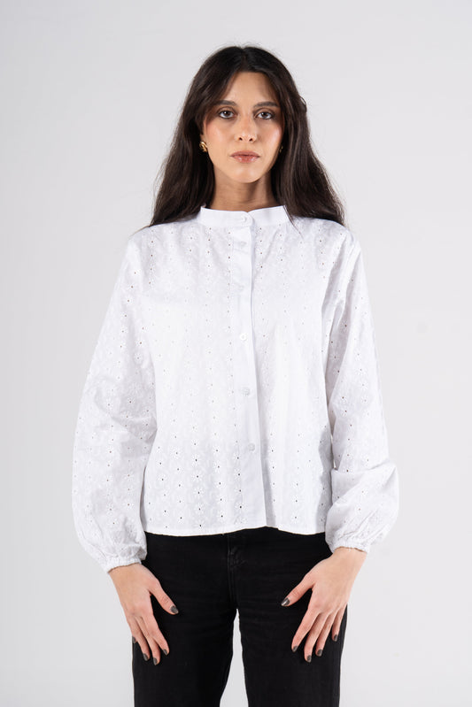 بلوزة بيضاء بأكمام طويلة وفتحات