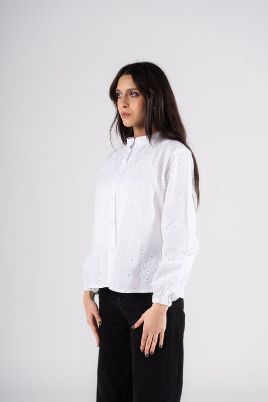 بلوزة بيضاء بأكمام طويلة وفتحات