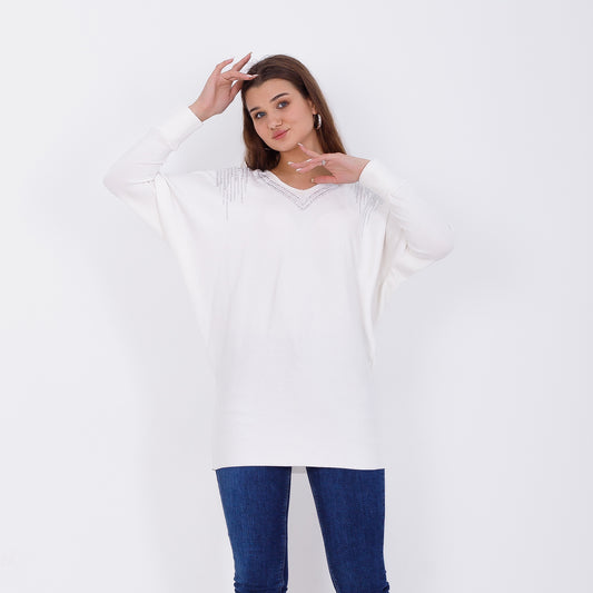 بلوفر خفاش أبيض اللون مرصع بالكريستال