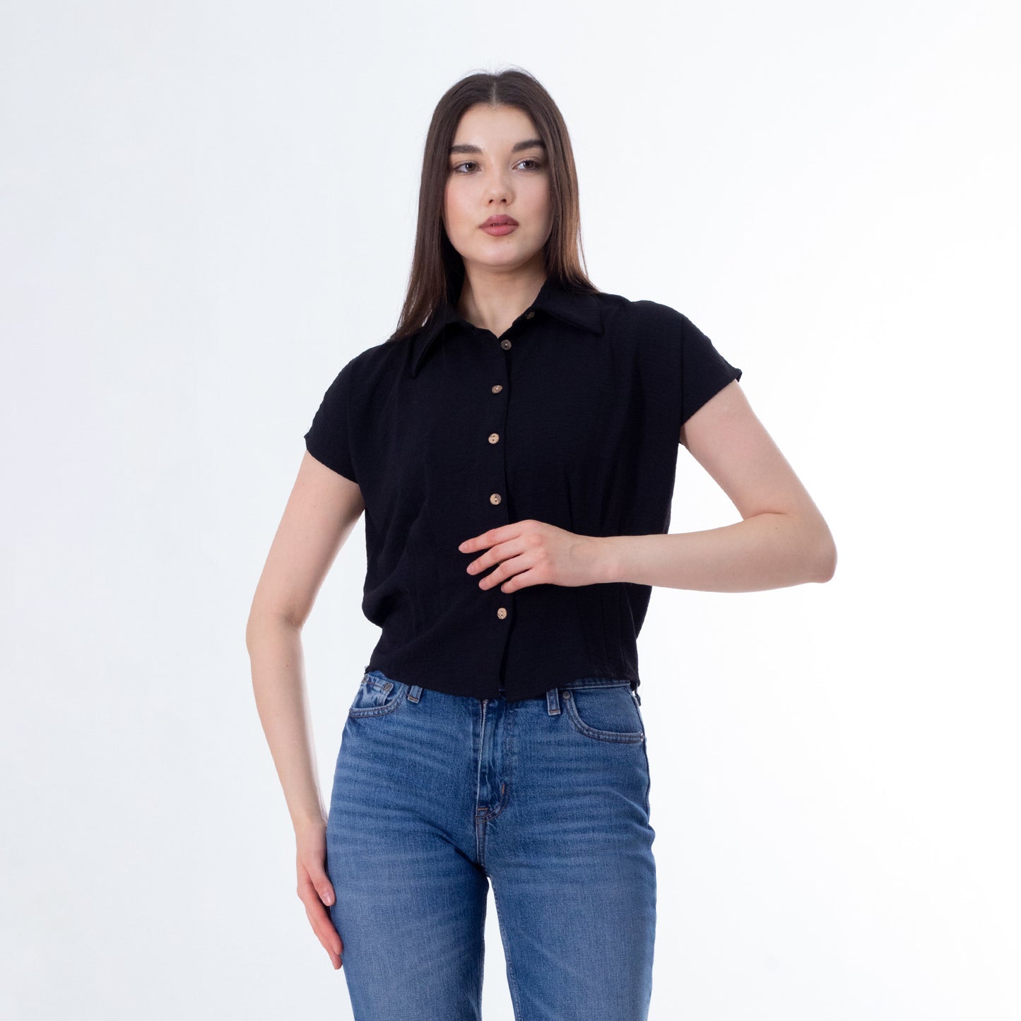 قميص قصير أسود أساسي