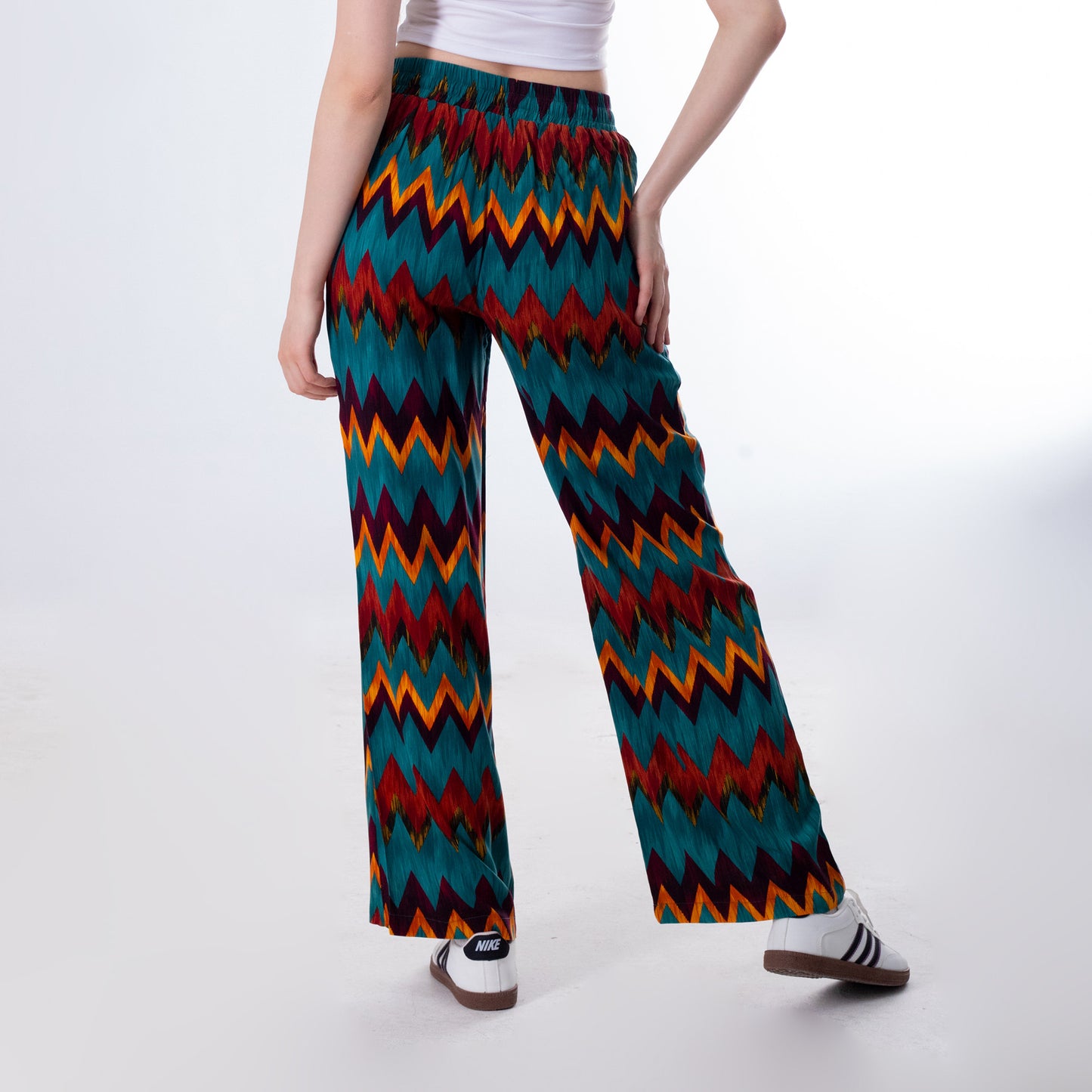 Teal Zigzag Print Pants - بنطال بطبعة متعرجة باللون الأزرق المخضر