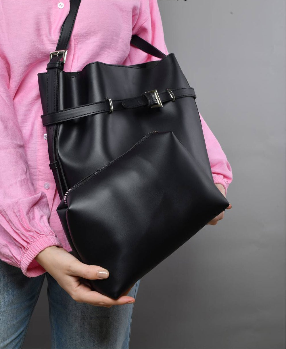 Black Shoulder Bag with Inner Small Pouch - حقيبة كتف سوداء مع جيب داخلي صغير