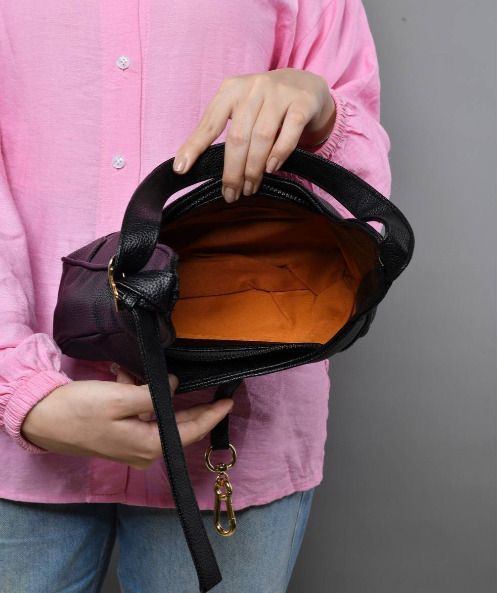 Black Classic Shoulder Bag - حقيبة كتف كلاسيكية سوداء