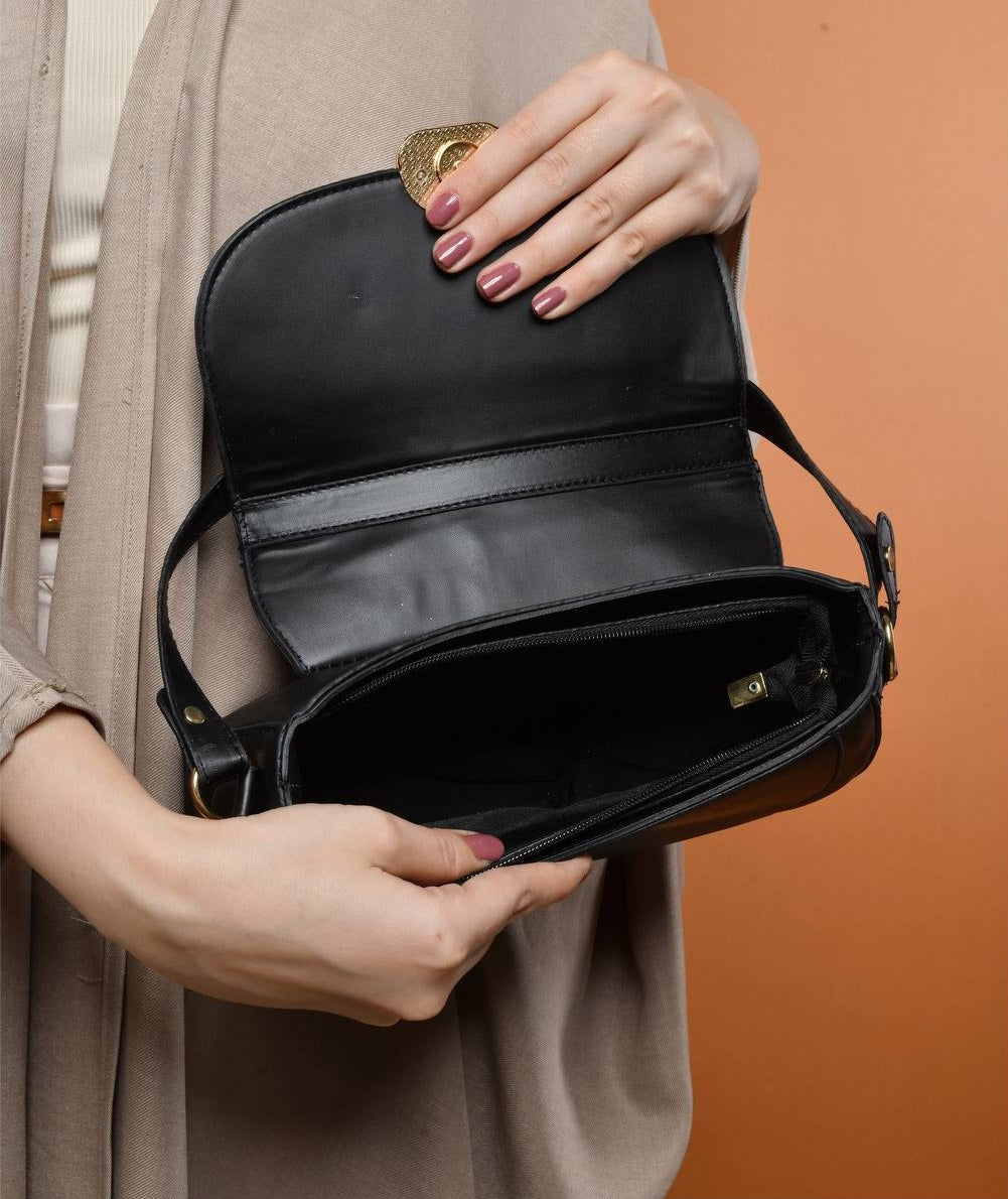Black Crossbody Bag with Back Zipper - حقيبة كروس سوداء بسحاب خلفي