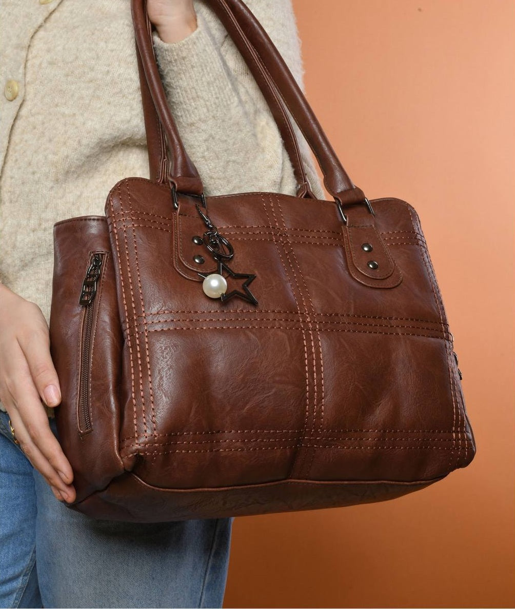 حقيبة كتف بنية اللون مع سلسلة مفاتيح على شكل نجمة