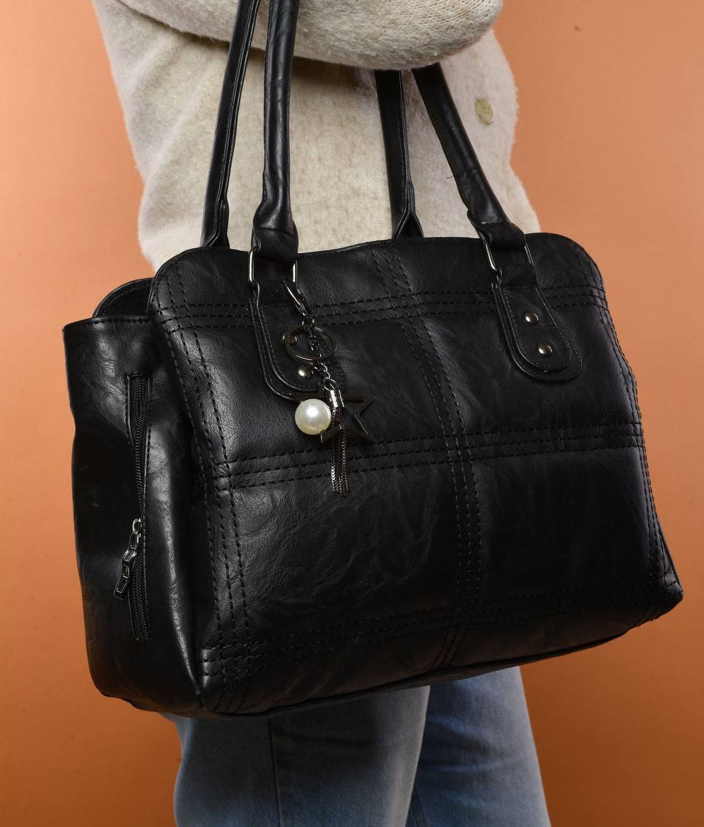 Black Shoulder Bag with Star Keychain - حقيبة كتف سوداء مع سلسلة مفاتيح على شكل نجمة