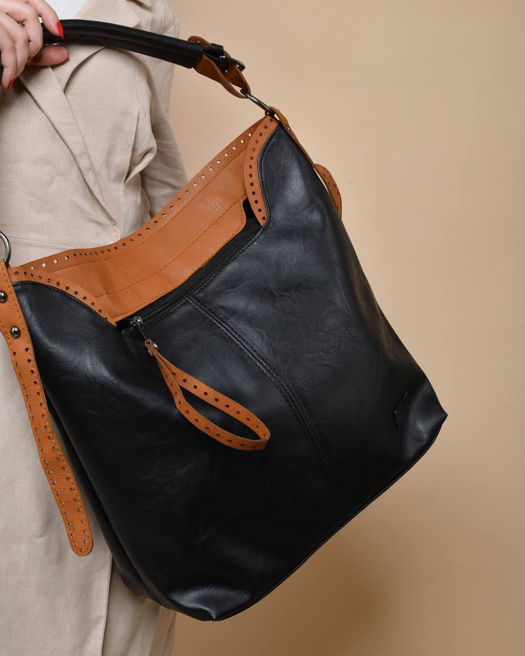Black Handbag with Front Zipper - حقيبة يد سوداء بسحاب أمامي