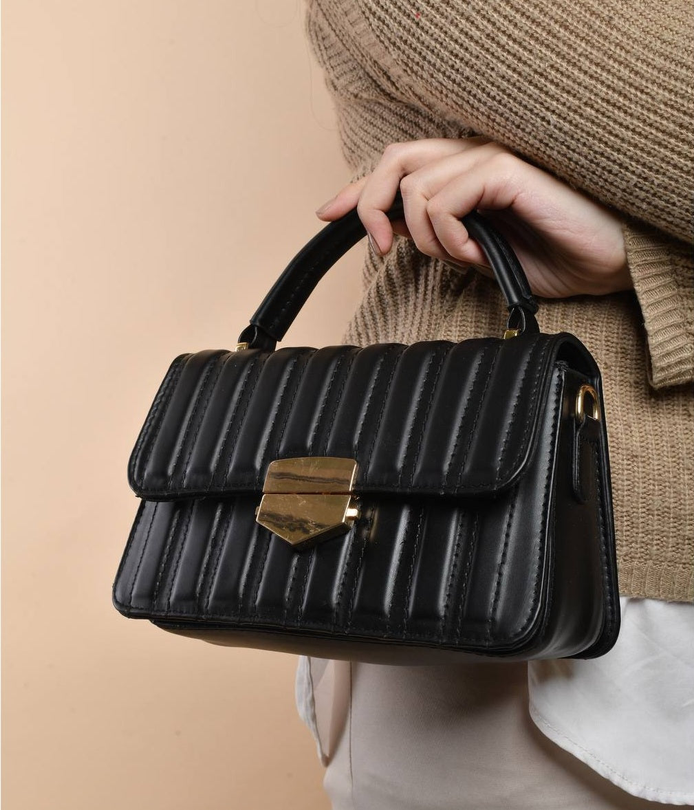 Black Flap Crossbody Bag - حقيبة كروس بودي سوداء ذات غطاء