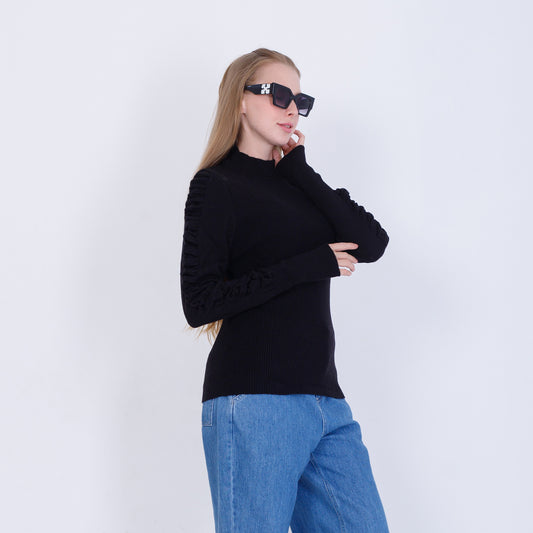 بلوفر أسود محبوك بأكمام مكشكشة