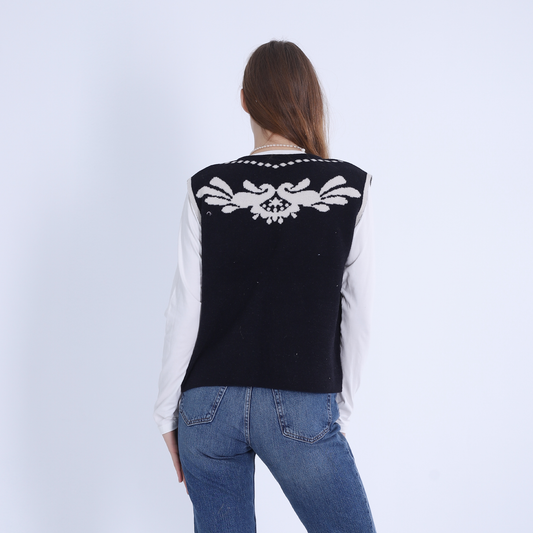 سترة سوداء محبوكة مطبوعة ذاتيًا