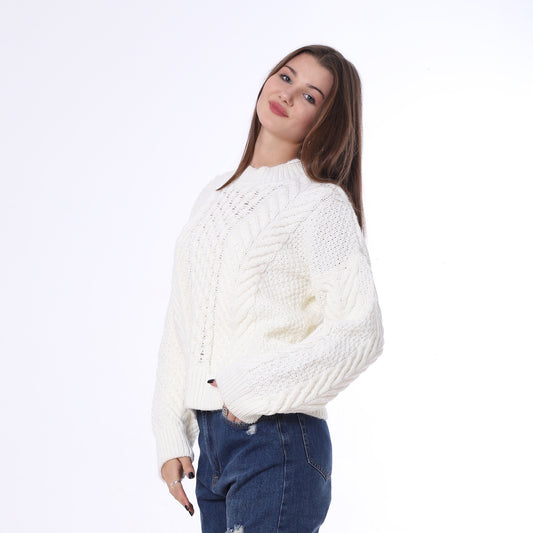 بلوفر محبوك أبيض فاتح بنصف رقبة
