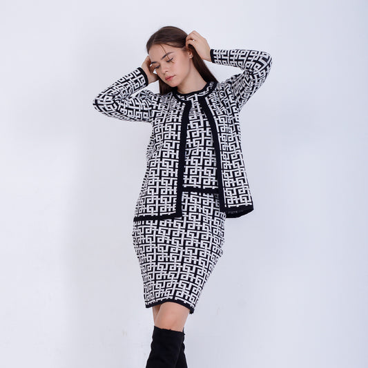 طقم جاكار أسود مكون من جاكيت وقميص وتنورة متوسطة الطول