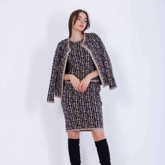 طقم جاكار القهوة مكون من جاكيت وقميص وتنورة متوسطة الطول