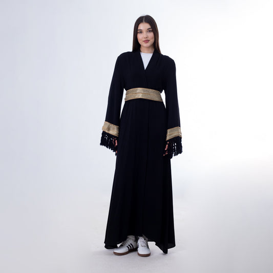 قفطان أسود بأكمام هامشية وخصر ذهبي
