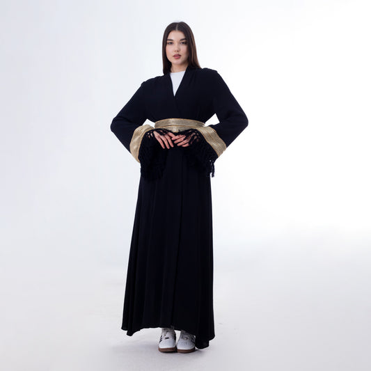 قفطان أسود بأكمام هامشية وخصر ذهبي