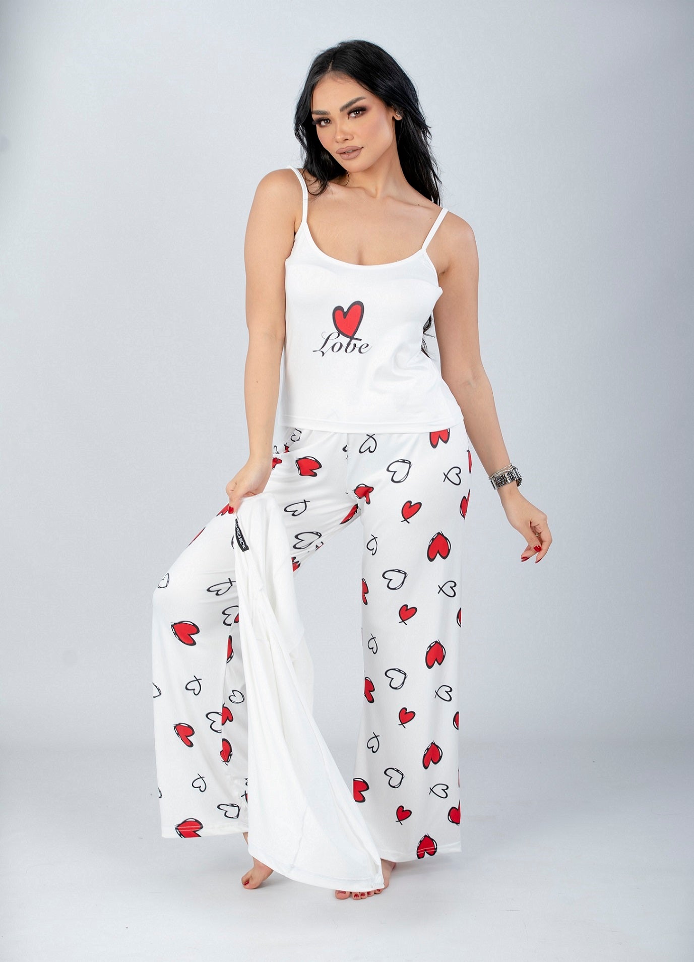 طقم بيجامة من قطعتين مطبوع عليه قلوب حمراء