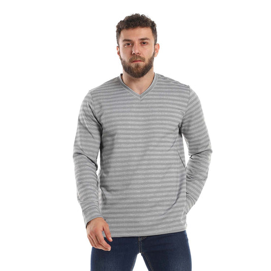 Lightweight V-Neck Sweatshirt - سويت شيرت خفيف برقبة V