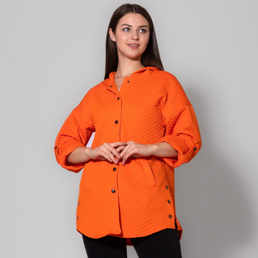 سترة كابيتون ذات القلنسوة وأزرار الضغط البرتقالية