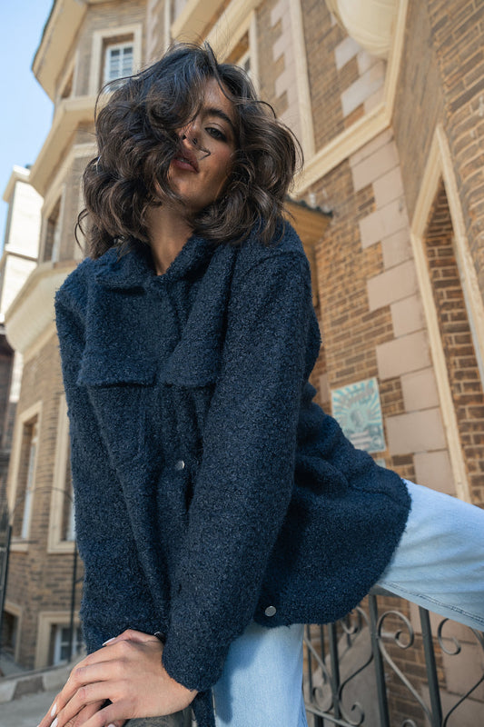 قميص مع جيوب على الصدر