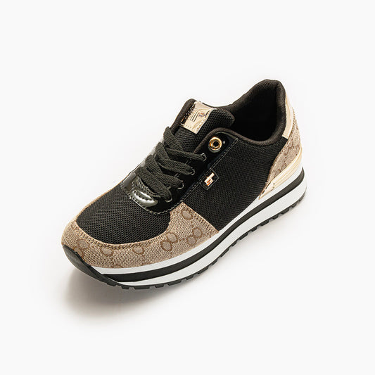 حذاء رياضي أنيق بتفاصيل ذهبية في الخلف