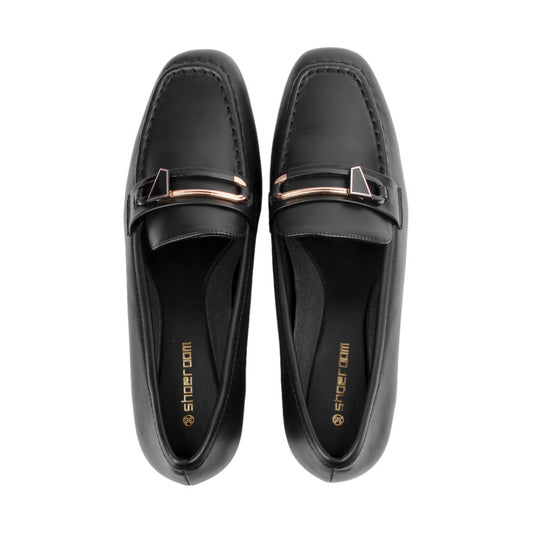 حذاء بكعب بسيط وتفاصيل علوية