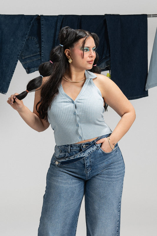 بلوزة مضلعة بفتحة رقبة على شكل حرف V