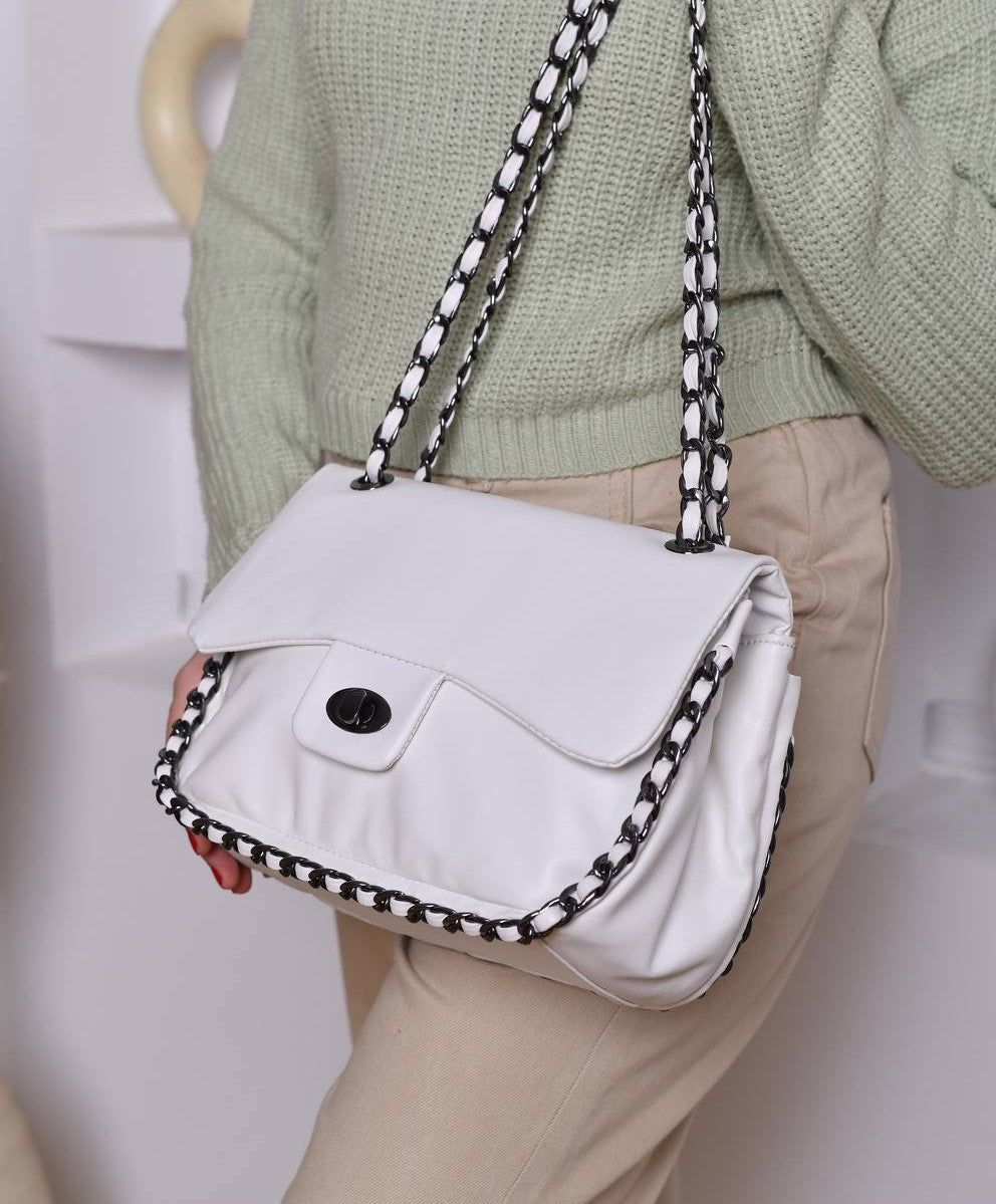 White Twist Lock Shoulder Bag - حقيبة كتف بيضاء بقفل ملتوي