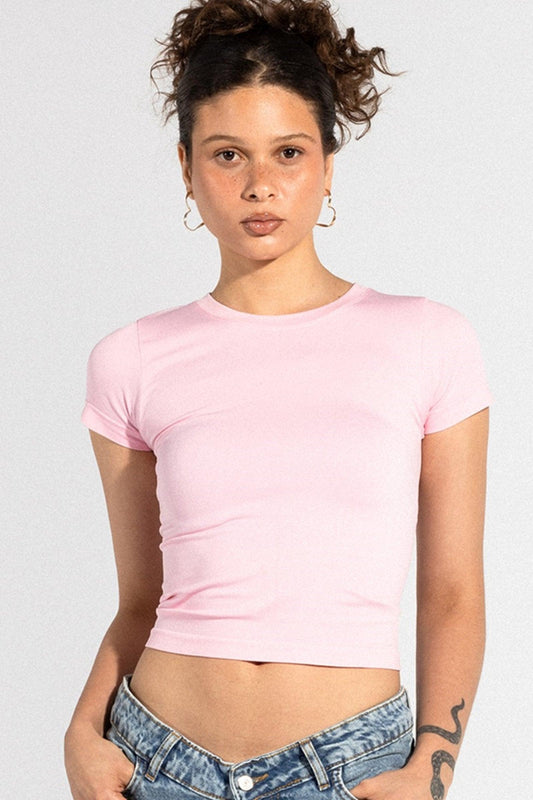 بلوزة قصيرة وردية اللون برقبة دائرية