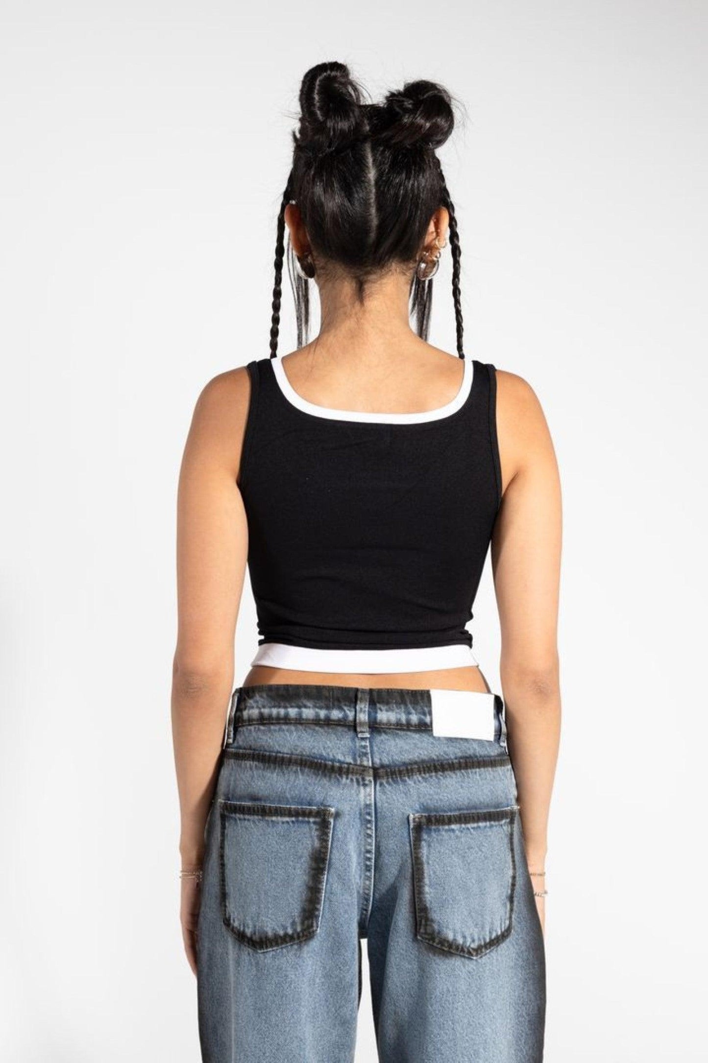 قميص داخلي أسود مع لون مزين بالأنابيب