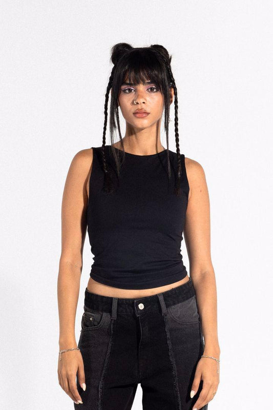 تانك توب أسود برقبة قارب