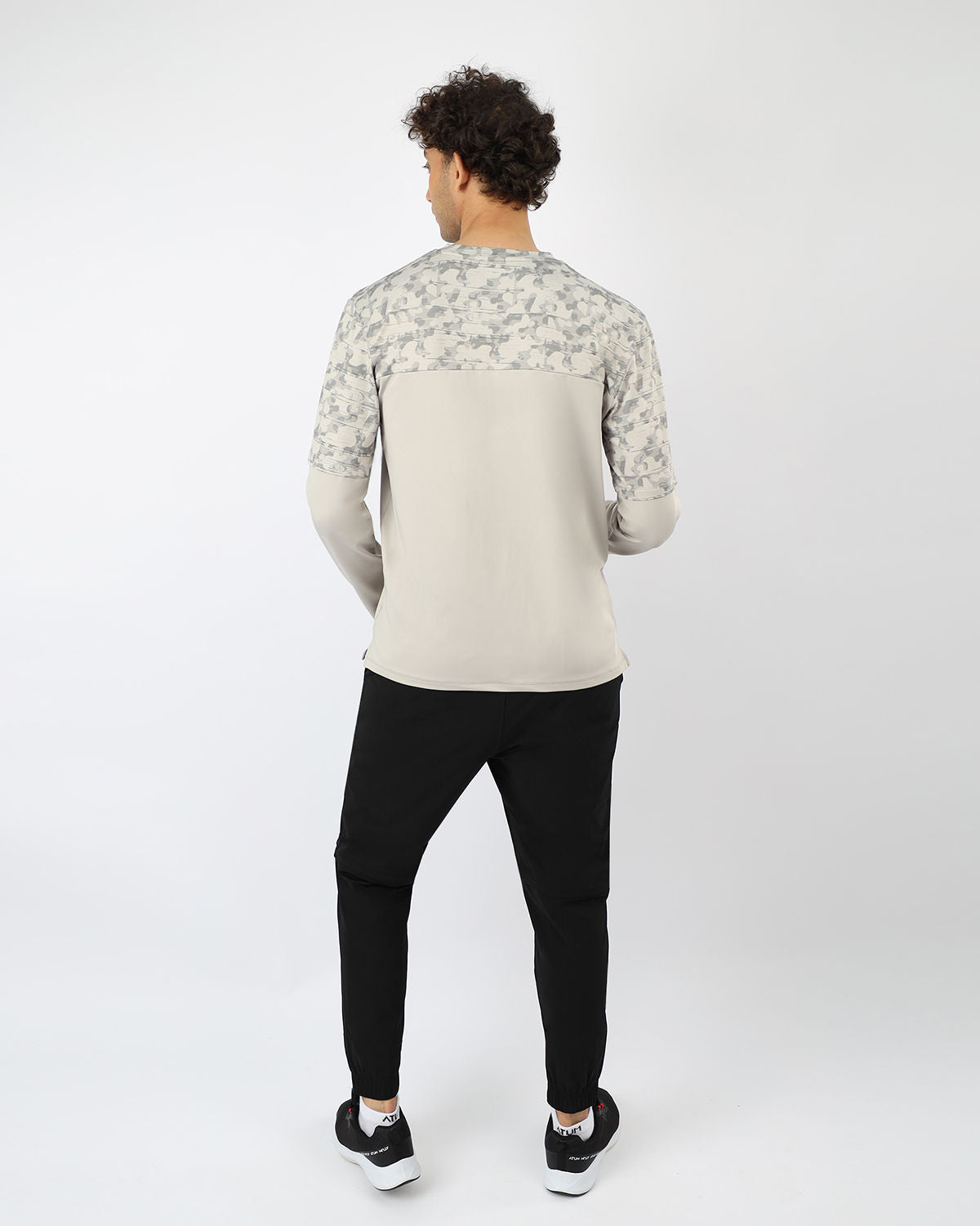 Light Gray Long Sleeve Fitness Top - بلوزة رياضية بأكمام طويلة باللون الرمادي الفاتح