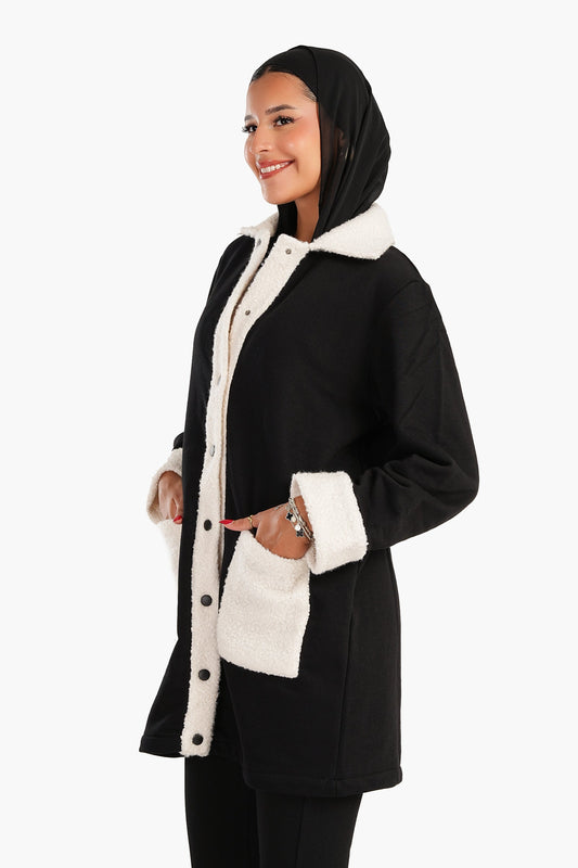 سترة بياقة باللونين الأبيض والأسود