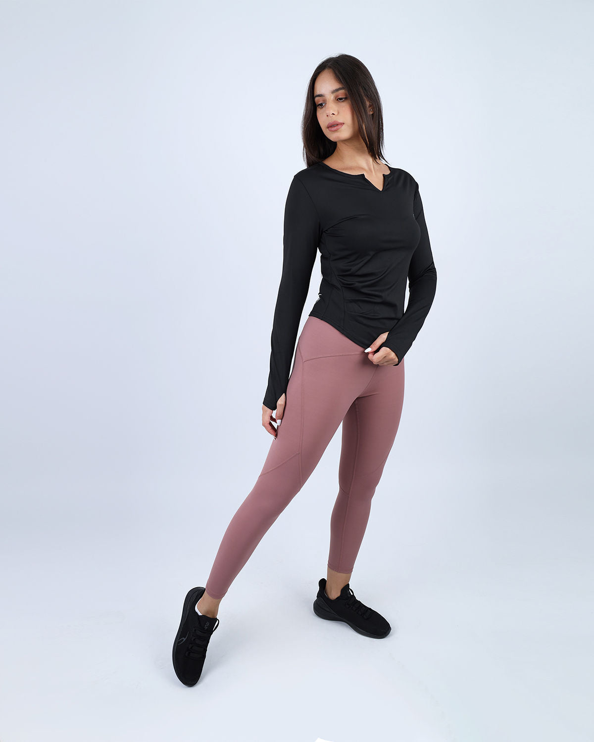 Black Blush Elegance Long-Sleeve Active Top - بلوزة رياضية أنيقة بأكمام طويلة باللون الأسود الوردي