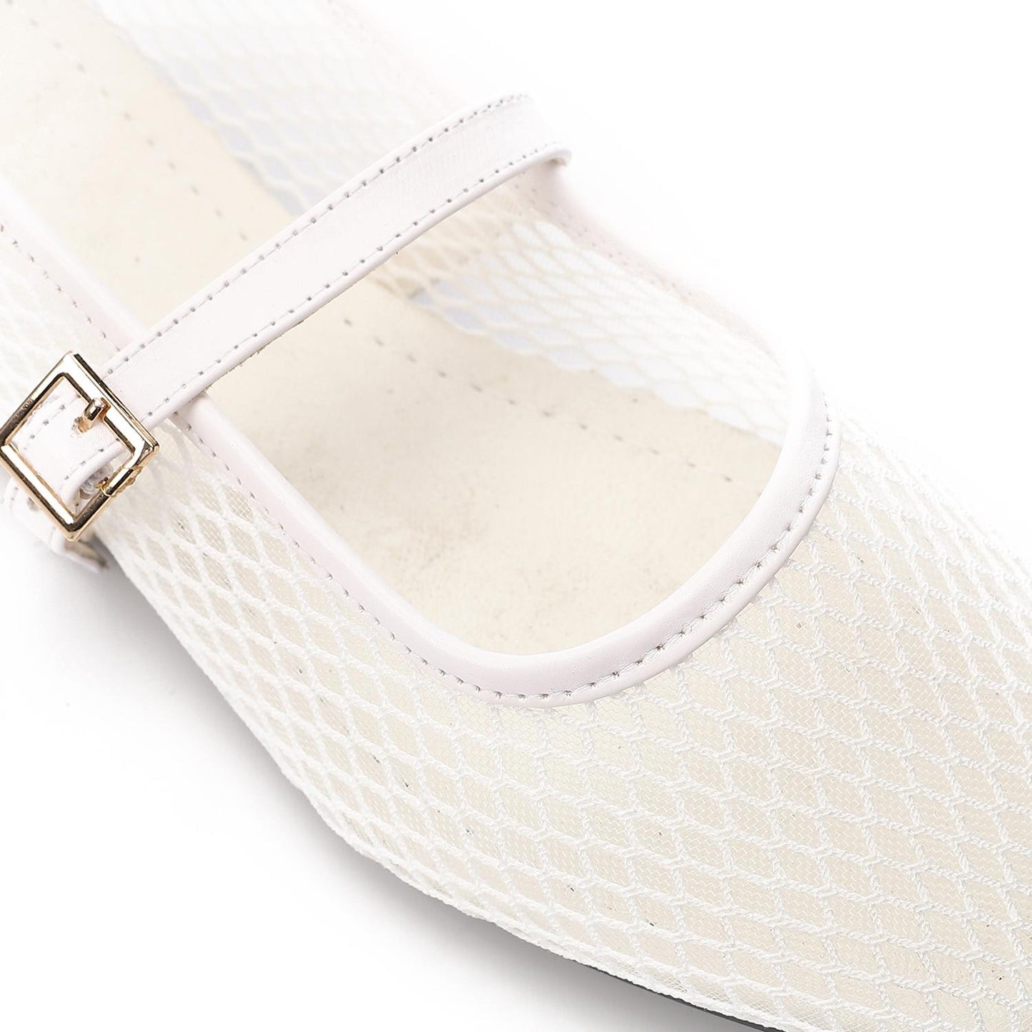 حذاء مسطح شبكي أبيض مع مشبك أمامي