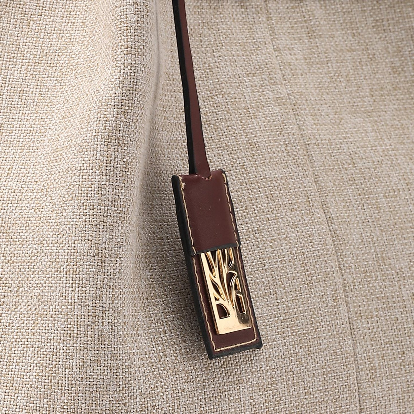 حقيبة كتف من الكتان باللون البيج