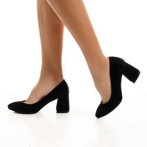 حذاء بكعب عالٍ من جلد الغزال الأسود