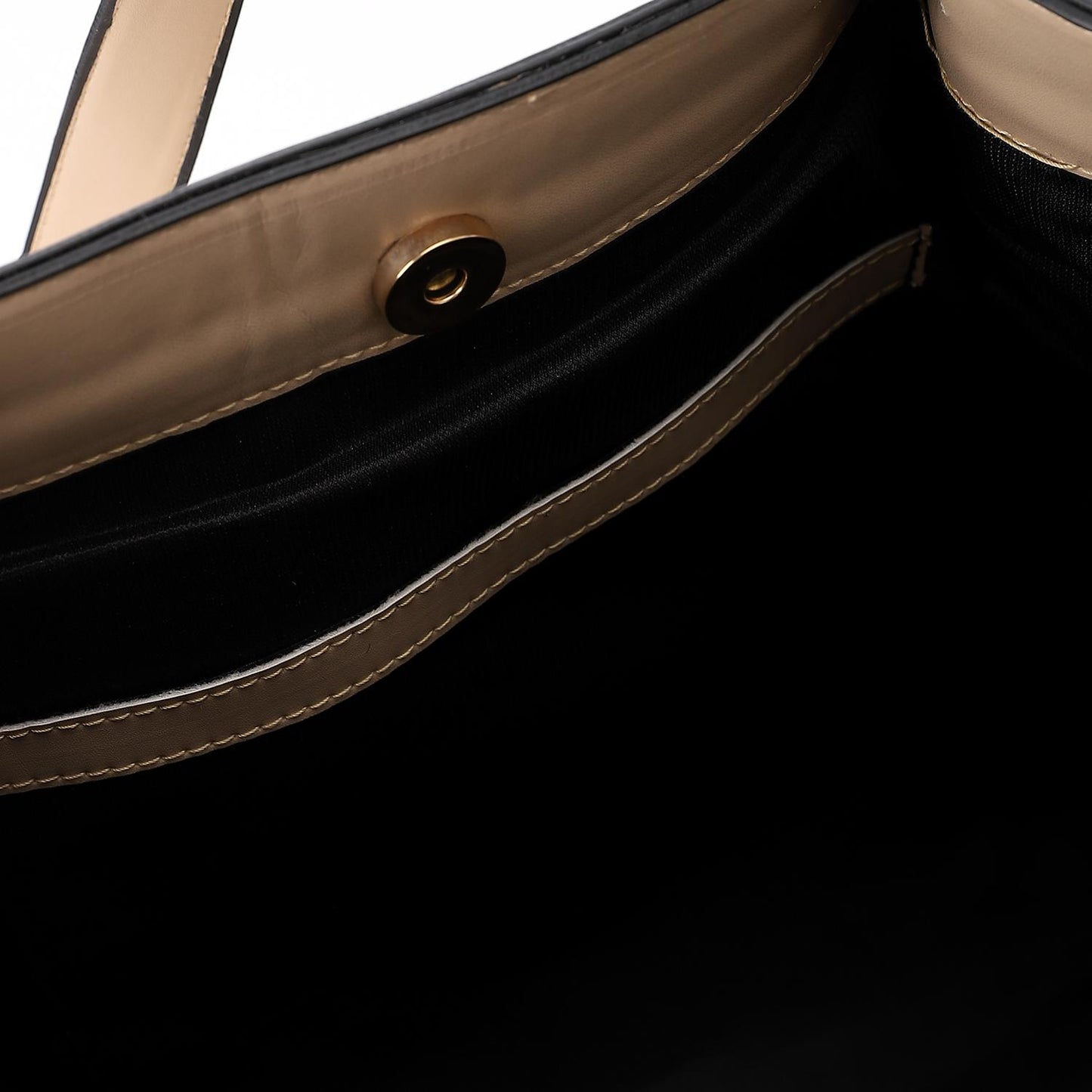 حقيبة كتف جلدية باللون البيج