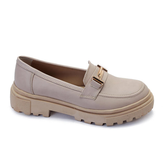 حذاء لوفر بكعب سميك باللون البيج