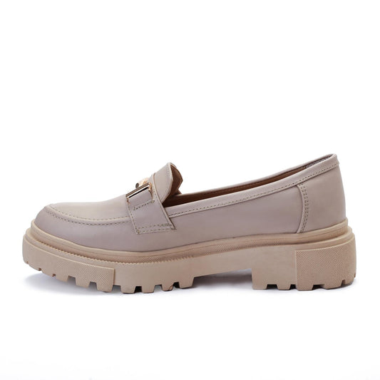 حذاء لوفر بكعب سميك باللون البيج