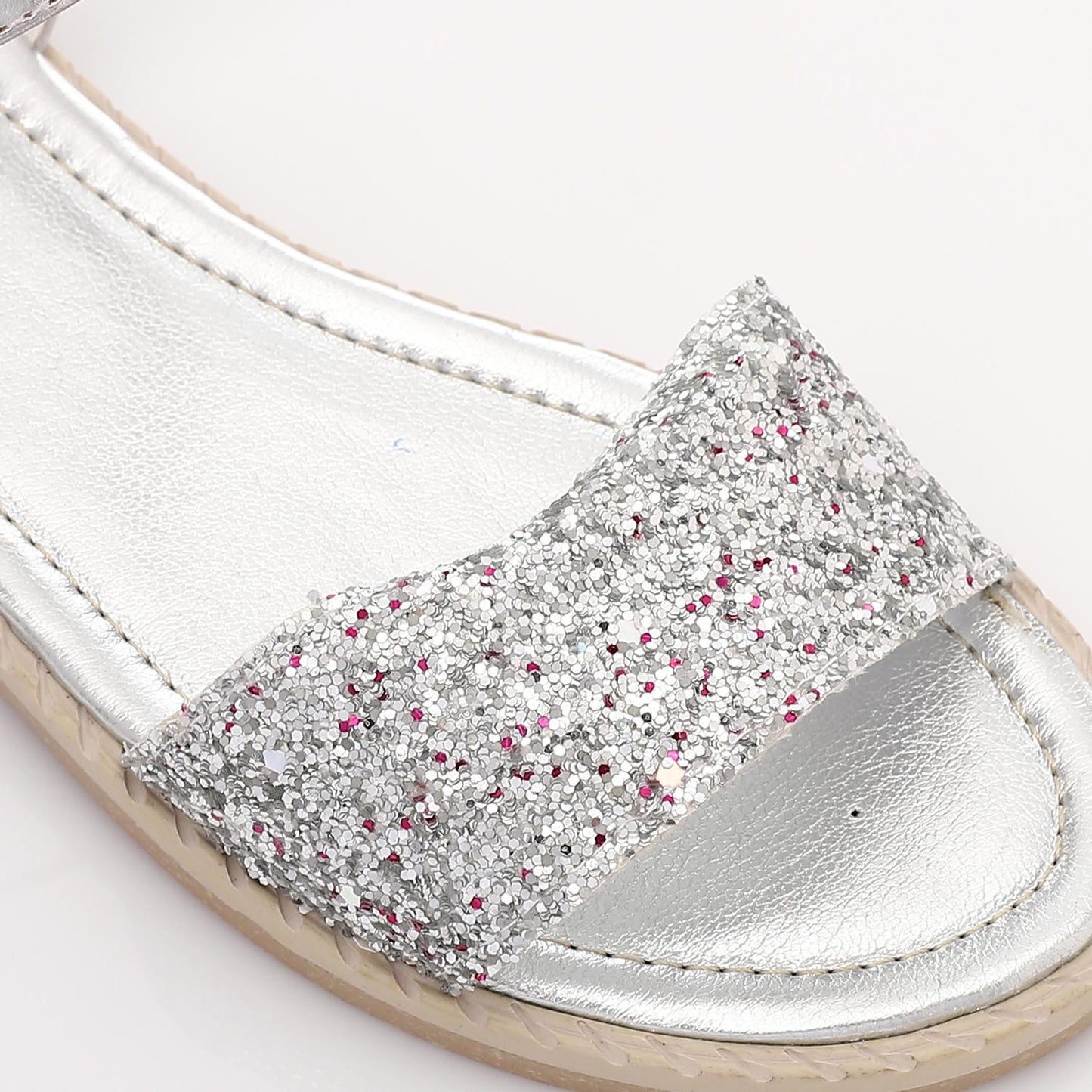 صندل فضي لامع مع فيونكة للكاحل للبنات