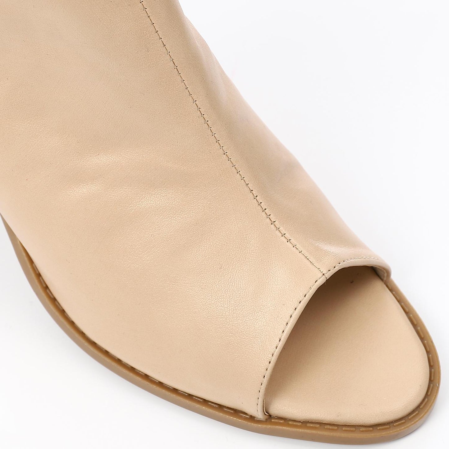 صندل بيج بكعب وإبزيم عند الكاحل